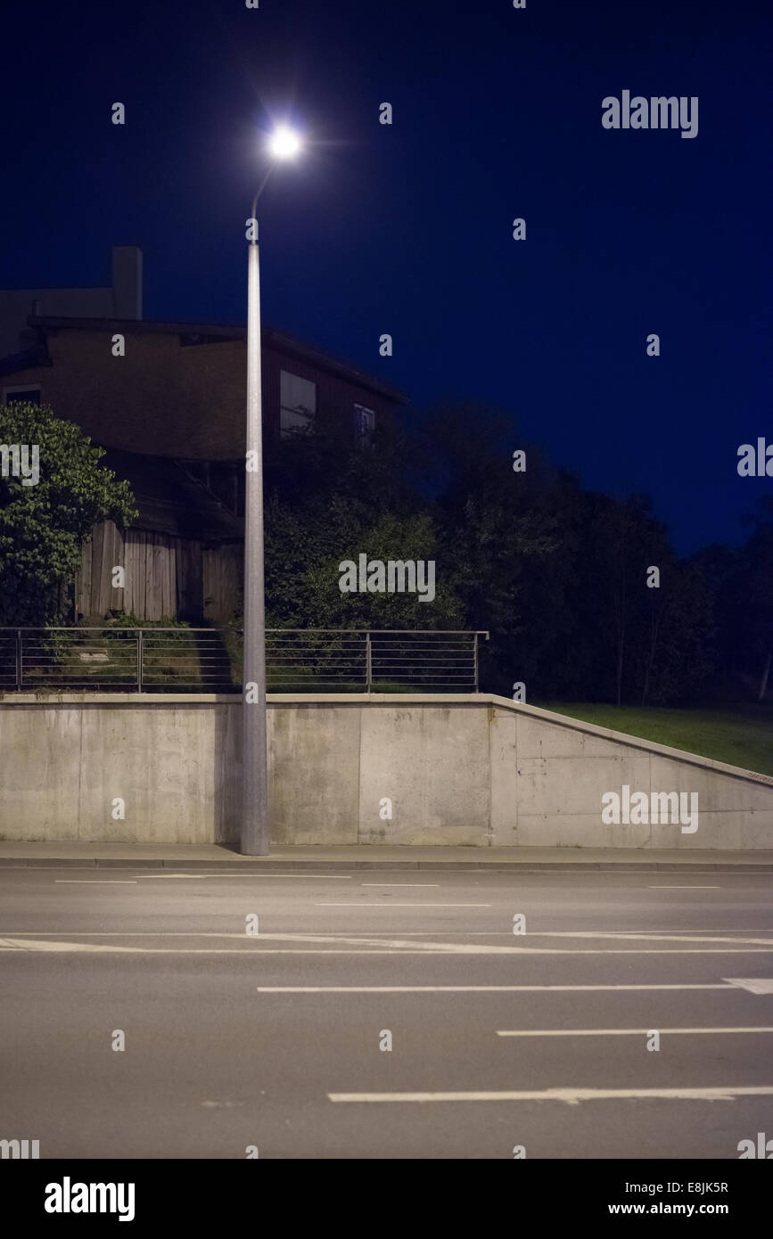 Empty street night scene. Foto Stock