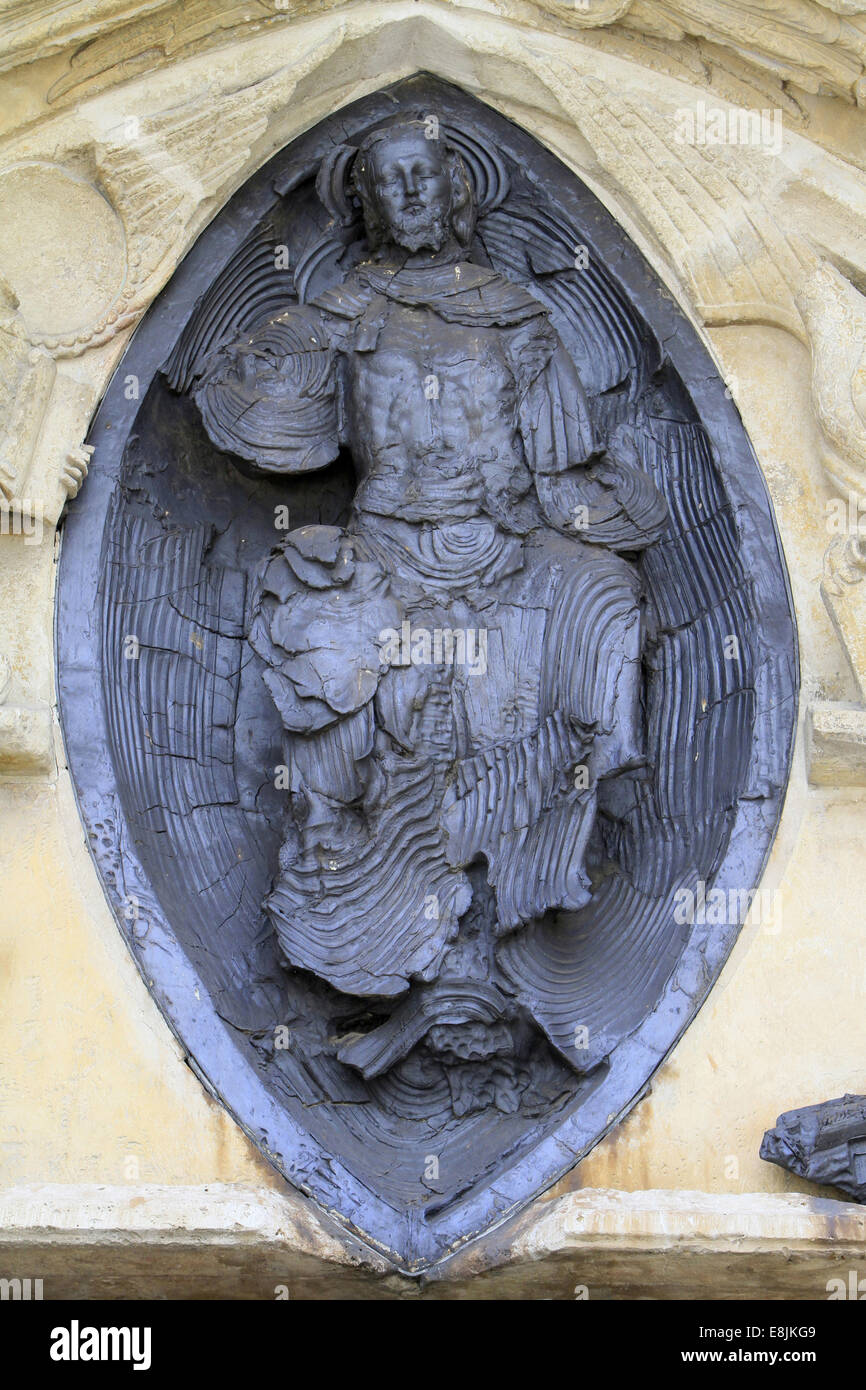 Dettaglio del timpano con una scultura in bronzo di George Jeanclos sul portale principale della chiesa di San Ayoul. Foto Stock