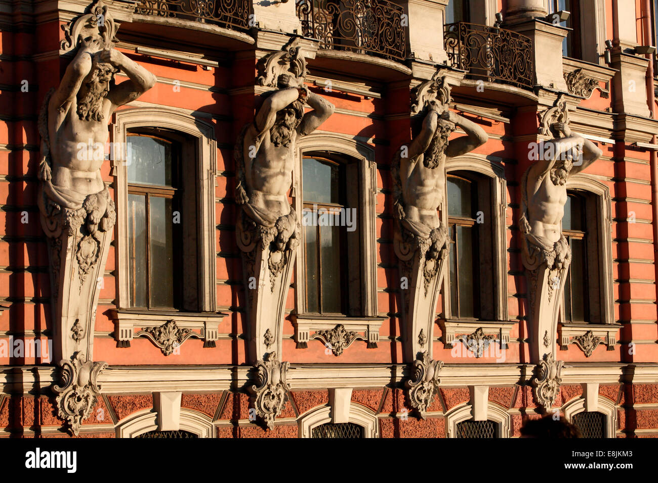 Atlanti tenendo su colonne di Beloselsky-Belozersky Palace. Foto Stock