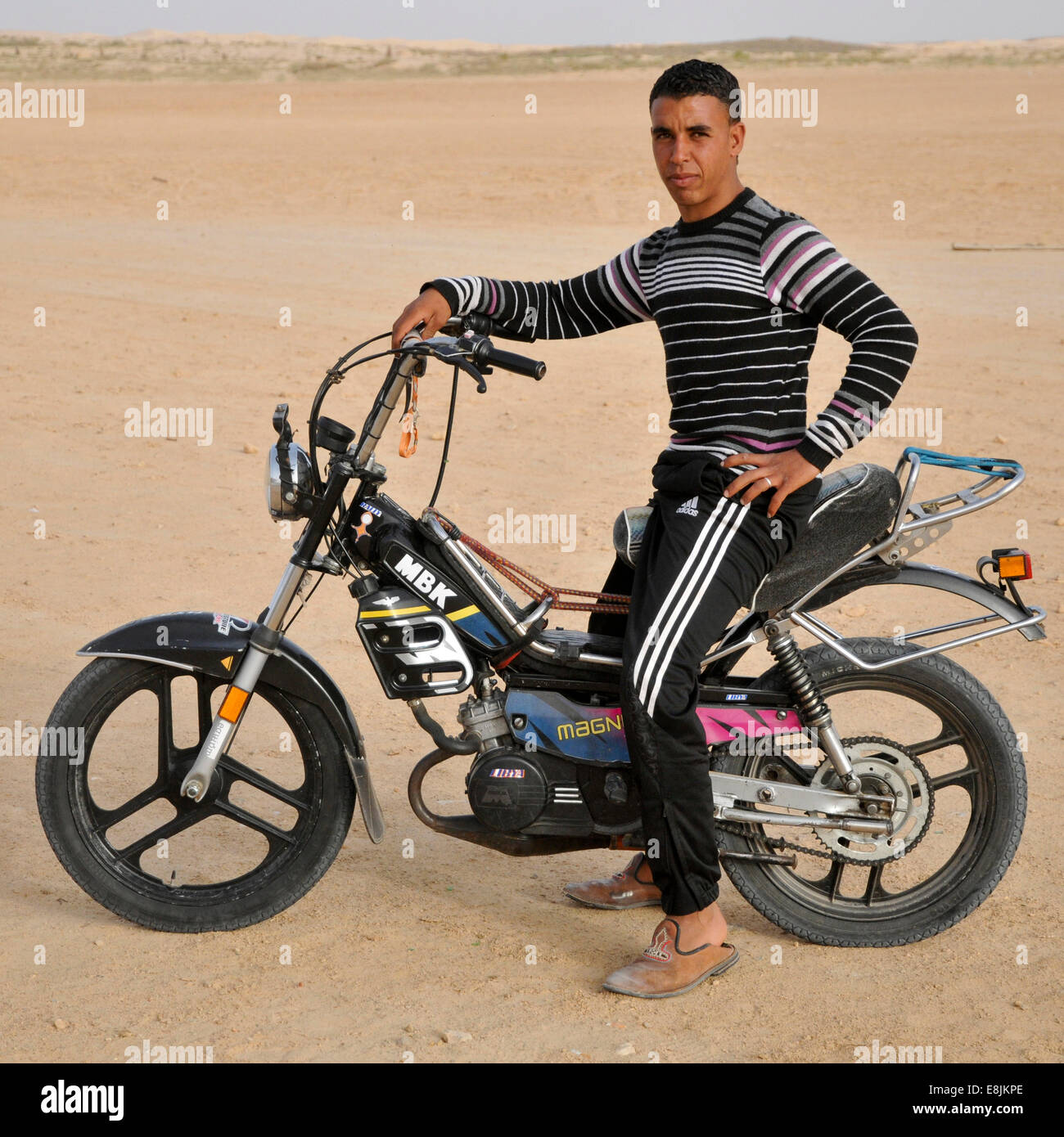 Giovani tunisini sul suo ciclomotore. Foto Stock