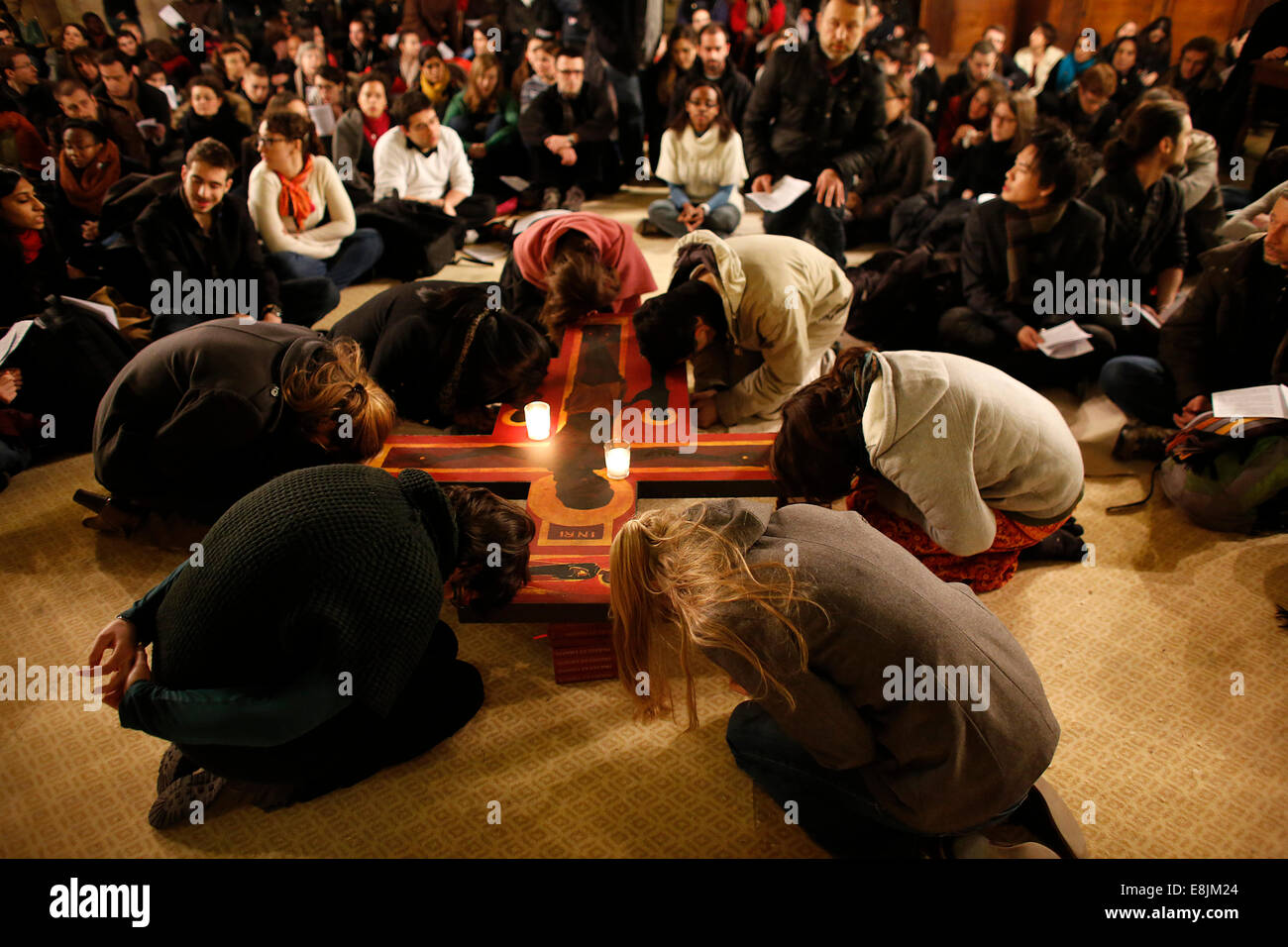 Christian veglia di preghiera organizzata dalla comunità di Taizé alla chiesa di Saint-Eustache, Parigi Foto Stock