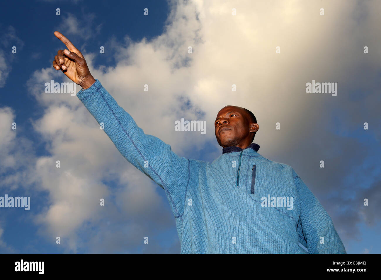 Pellegrino africano rivolto al cielo. Foto Stock
