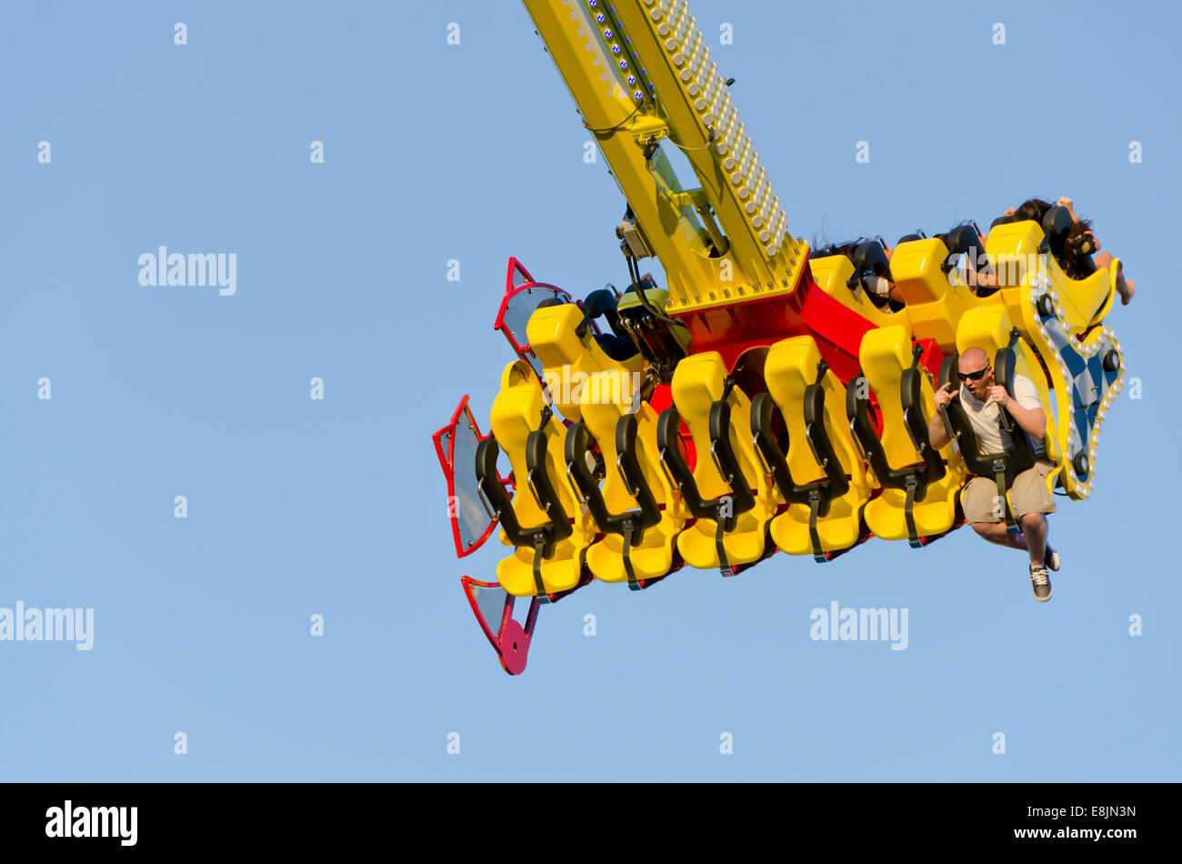 Solo l'uomo in fila su amusement ride su fiera annuale. luna park. Spagna. Foto Stock