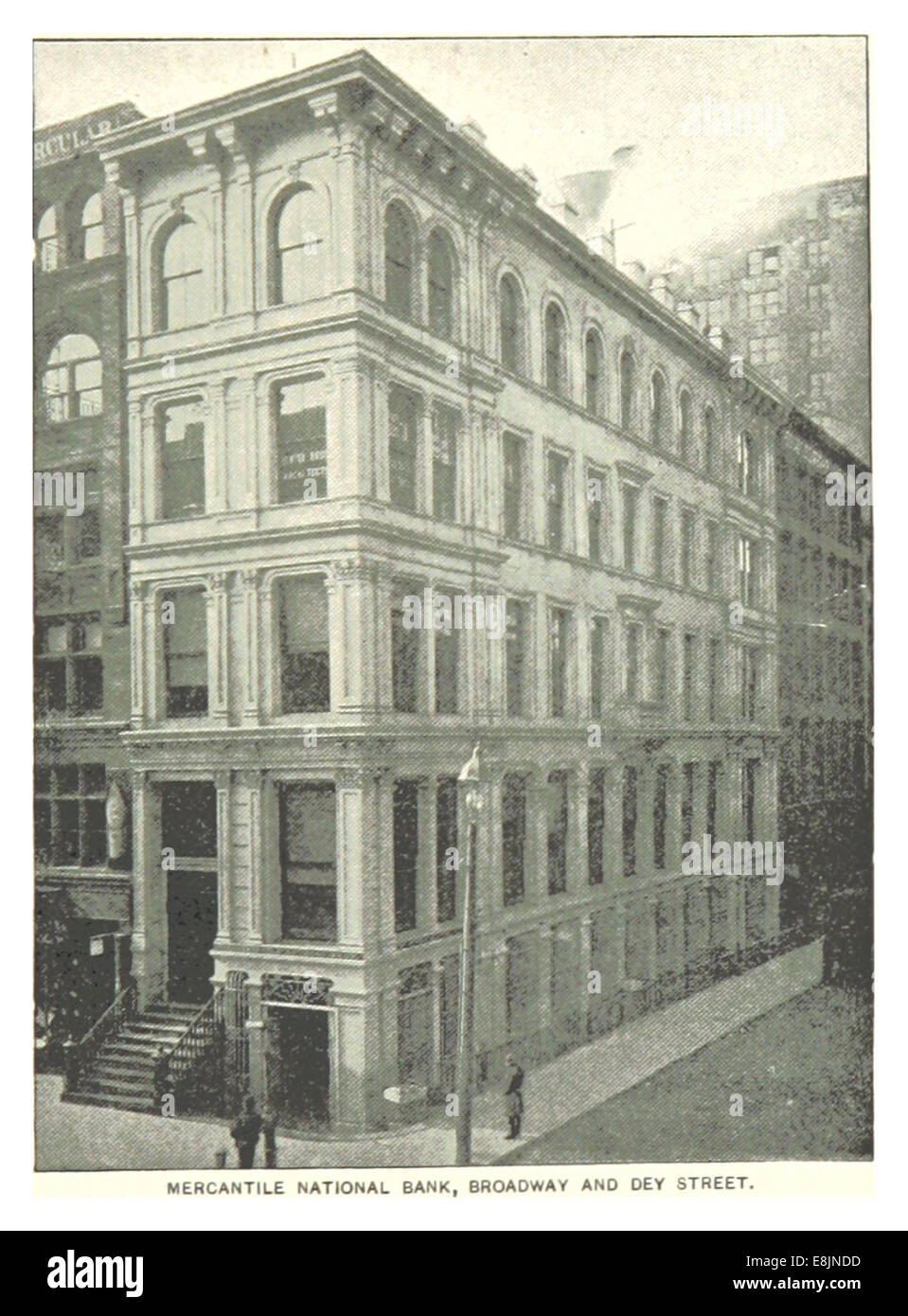 Questa illustrazione del 1893 di King raffigura la Mercantile National Bank situata a Broadway e Dey Street a New York City. L'immagine mostra l'architettura dell'edificio, che fu un'importante istituzione finanziaria alla fine del XIX secolo. La banca ha svolto un ruolo importante nel panorama finanziario di New York durante l'epoca. Foto Stock