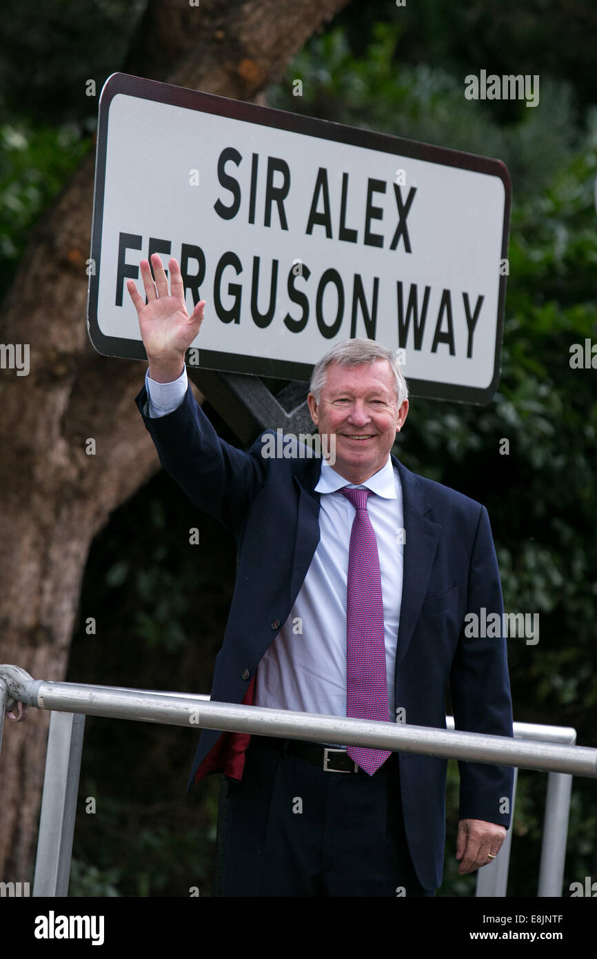 Il sir Alex Ferguson a una strada cerimonia di denominazione vicino a Old Trafford Football Ground. Lunedì 14 Ottobre 2013 . Il sir Alex Ferguson Foto Stock