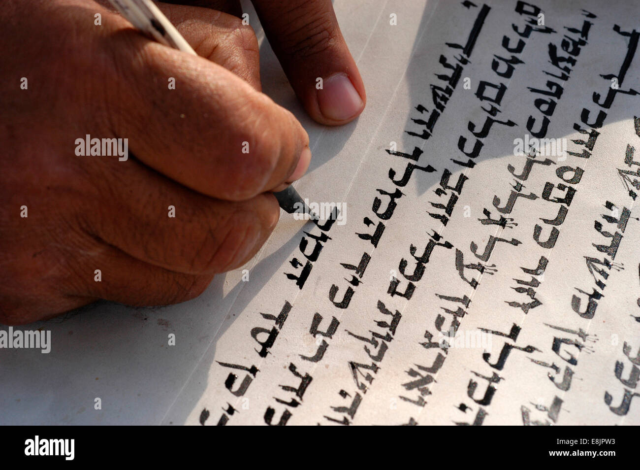 Torah scribe copiando la Torah Foto Stock