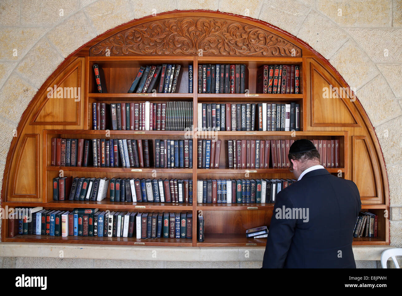 Interno della sinagoga presso il Muro Occidentale. Libri ebraica. Foto Stock