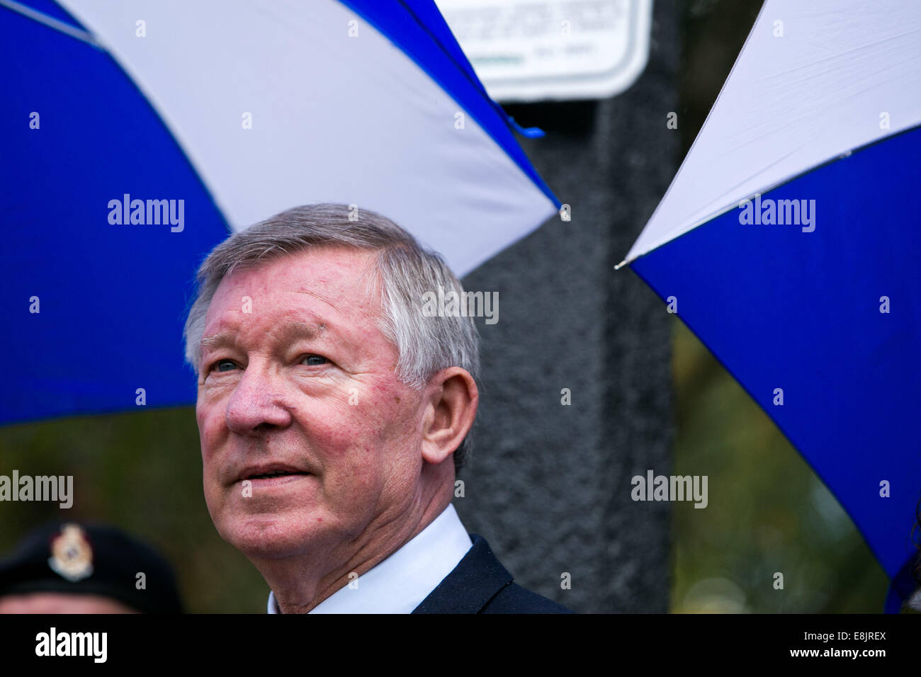 Il sir Alex Ferguson a una strada cerimonia di denominazione vicino a Old Trafford Football Ground. Lunedì 14 Ottobre 2013 . Il sir Alex Ferguson Foto Stock