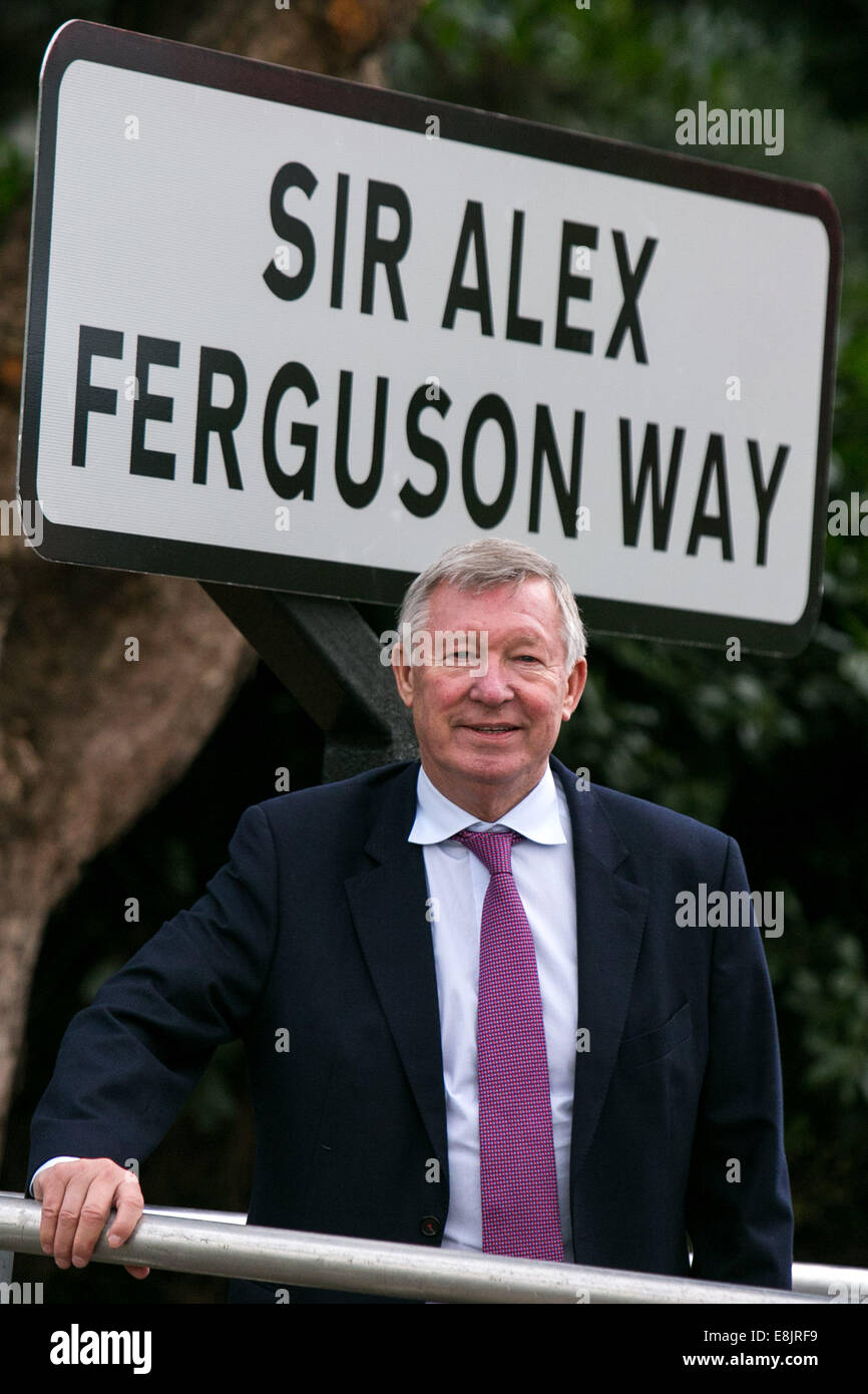 Il sir Alex Ferguson a una strada cerimonia di denominazione vicino a Old Trafford Football Ground. Lunedì 14 Ottobre 2013 . Il sir Alex Ferguson Foto Stock
