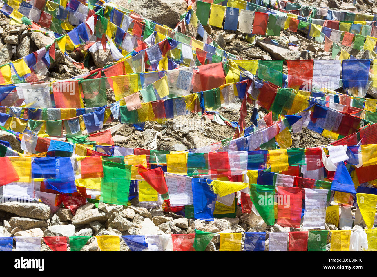 Buddista Tibetana bandiere di preghiera alla sommità del Khardung La, la più alta strada motorable nel mondo, in Ladakh, India Foto Stock
