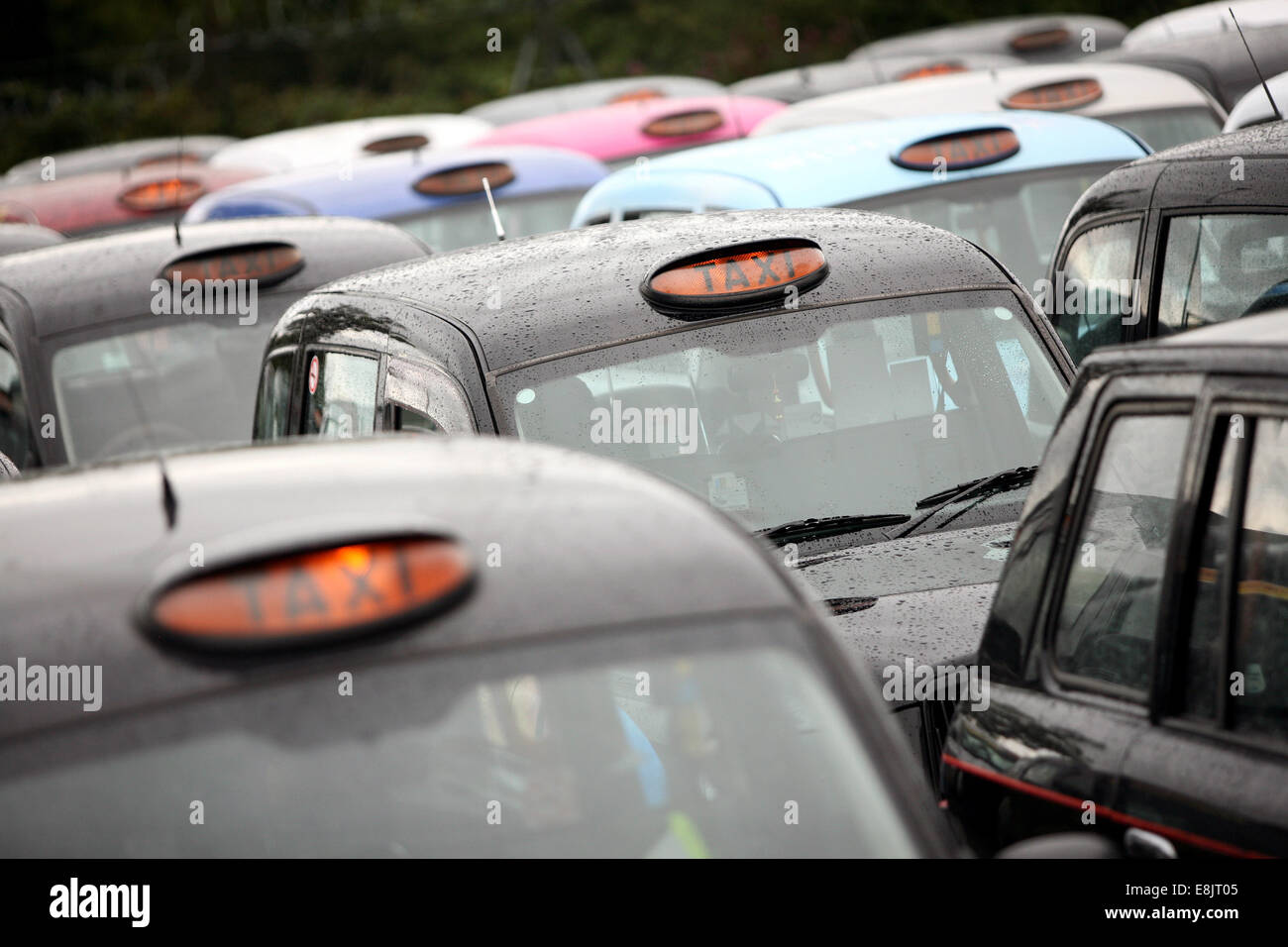Il taxi è rimasta parcheggiata vicino all'Aeroporto di Manchester come i loro piloti sono scesi in sciopero. Foto: Chris Bull Foto Stock