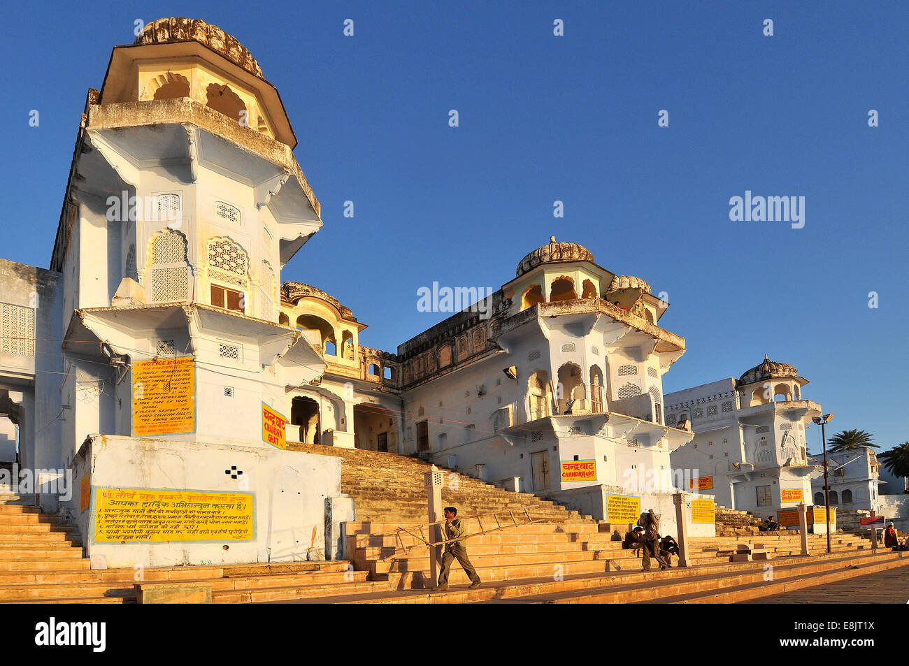 Gaths a Santo lago Pushkar e vecchi palazzi Rajput. Foto Stock