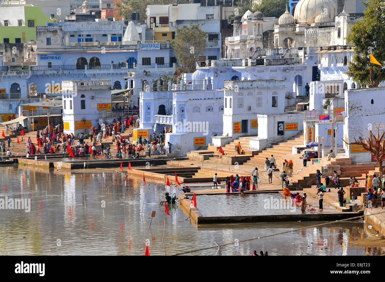 Gaths a Santo lago Pushkar e vecchi palazzi Rajput. Foto Stock