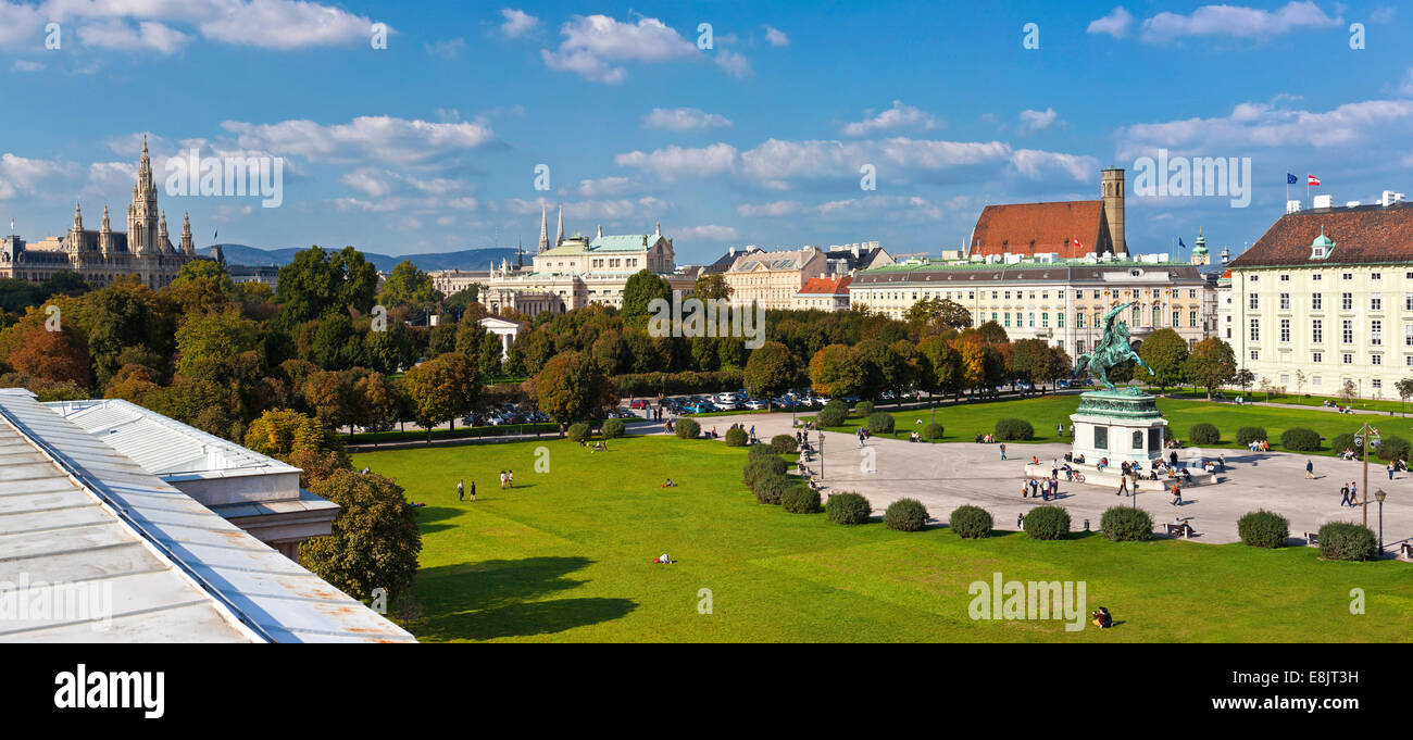 Vista panoramica al pubblico parco Volksgarten (inglese: People's Garden) e il Heldenplatz a Vienna Foto Stock