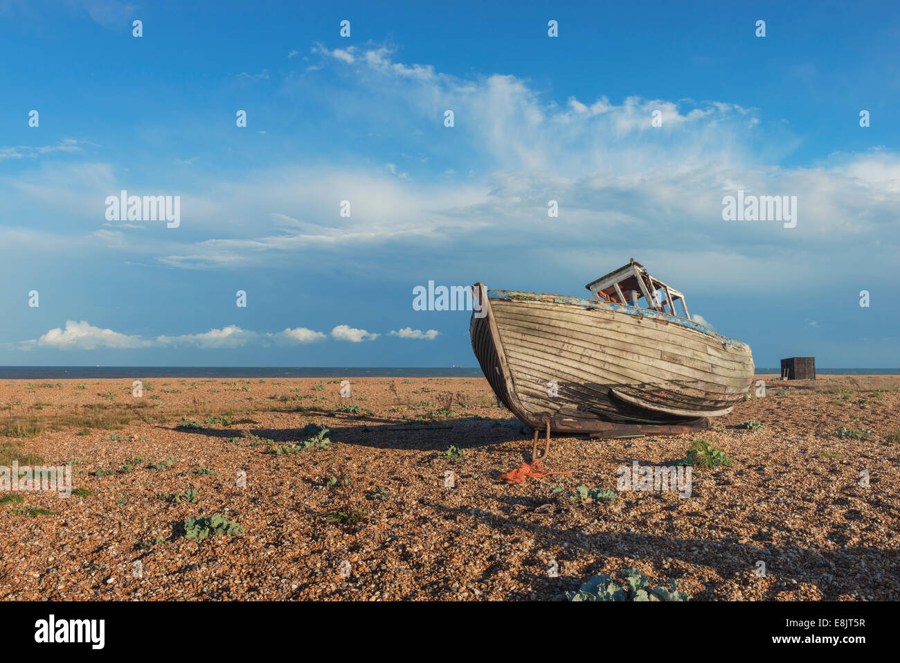 Una vecchia barca sulla spiaggia di Dungeness, Kent Foto Stock