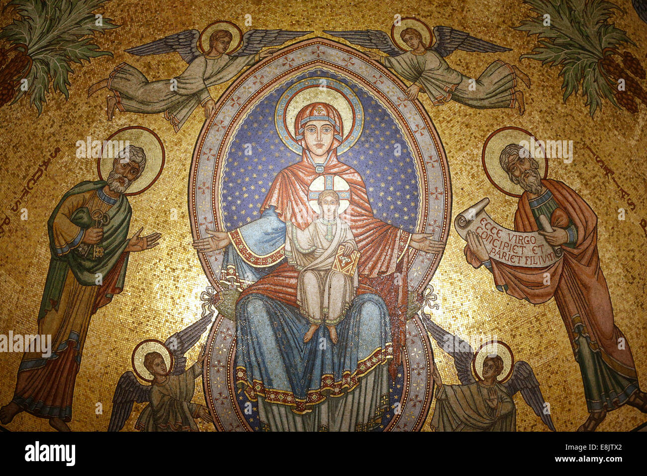 La Cattedrale di San Nicola. Mosaico absidale. La Vergine Maria, Gesù, il profeta Isaia e di San Pietro Apostolo. Foto Stock
