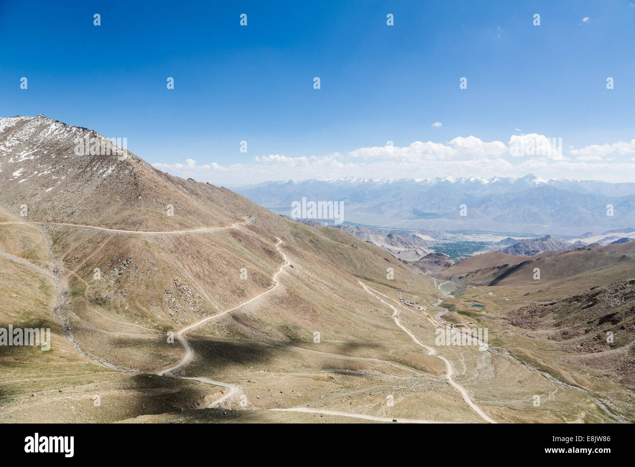 Khardung La pass (5602m) tra Leh e la Valle di Nubra in Ladakh India. Questa è la più alta strada motorable nel mondo Foto Stock