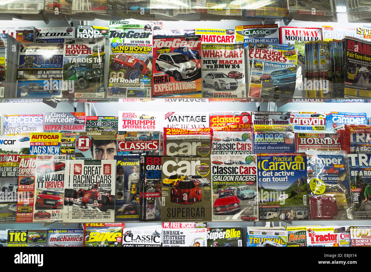 dh WH Smiths Riviste WH SMITH UK Whsmiths Magazine rack Il negozio della stazione di servizio M42 di Birmingham comprende edicola, edicola e edicola Foto Stock