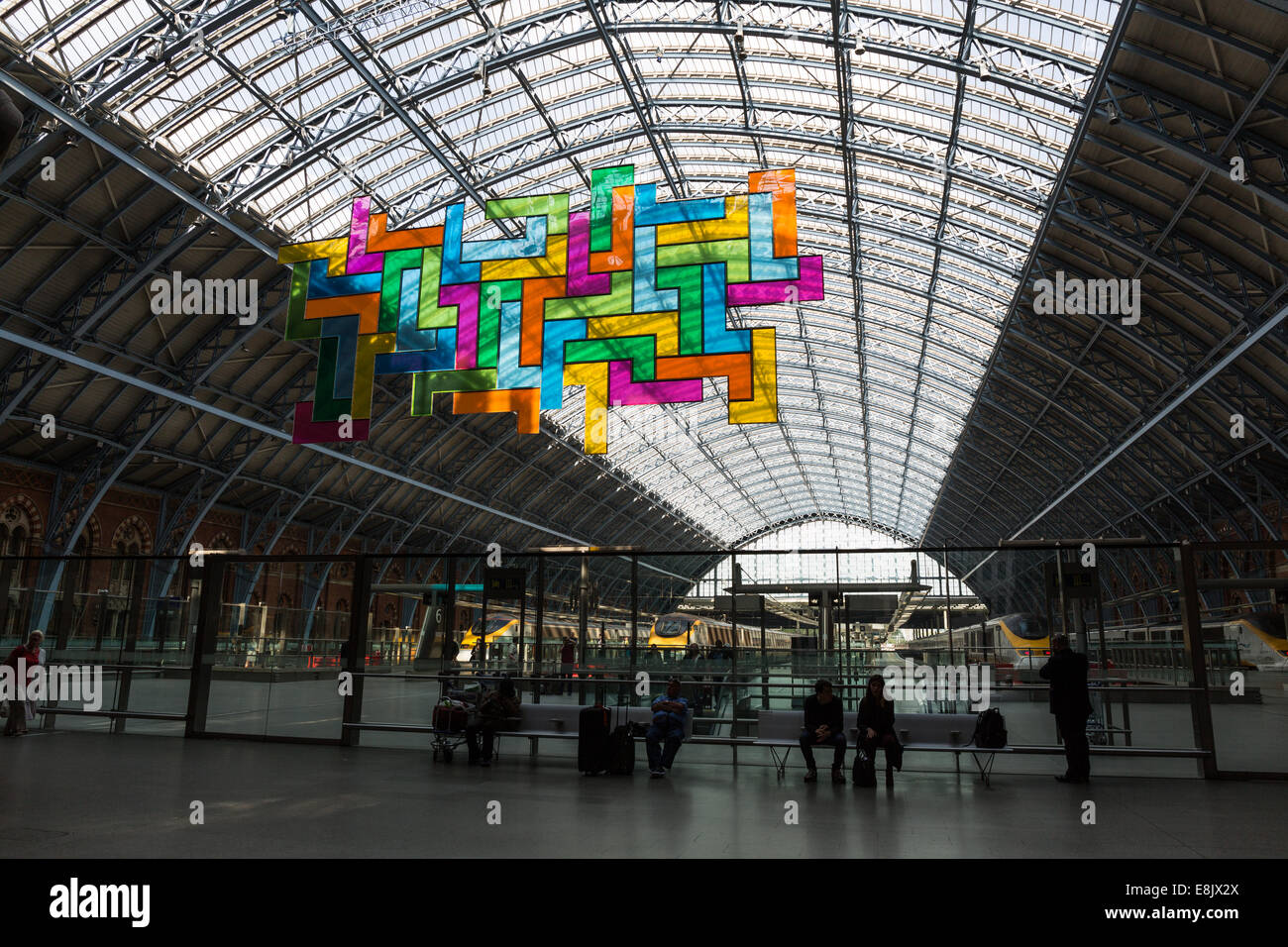 Interno di San Pancrazio stazione ferroviaria internazionale di Londra, Regno Unito, con l'illustrazione "Chromolocomotion" sospesa sotto la forma arcuata Foto Stock