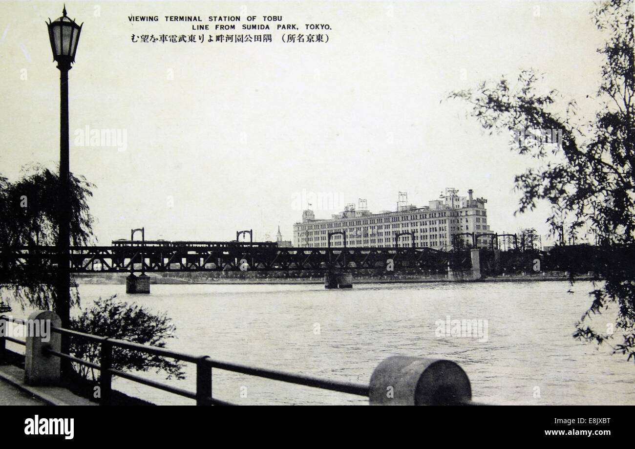 Viewng stazione terminale della Linea Tobu dal Parco Sumida, Tokyo, Giappone. 1954. La riproduzione di antichi cartolina. 1 dicembre, 2009. © Igor Golovniov/ZUMA filo/ZUMAPRESS.com/Alamy Live News Foto Stock