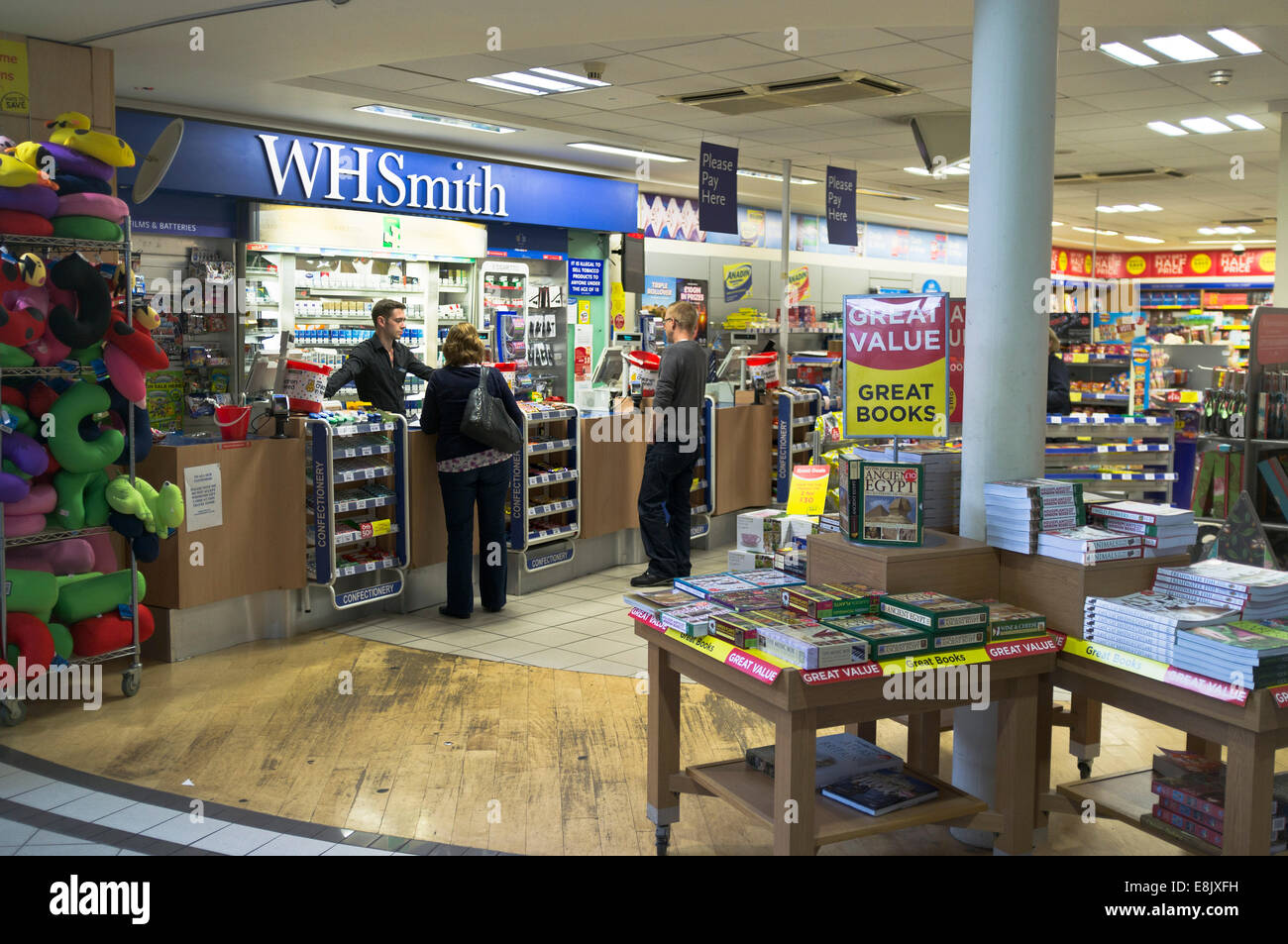 dh WH Smiths shop interior WH SMITH UK clienti whsmiths Birmingham M42 service station shop giornale britain shopper Inside store whsmith newsAgent Foto Stock
