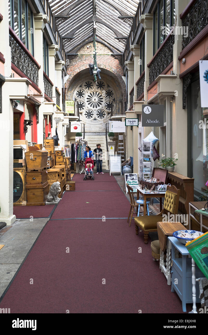 dh Clifton Arcade CLIFTON BRISTOL Donne Shoppers vittoriano shopping arcade edificio interno inghilterra Foto Stock