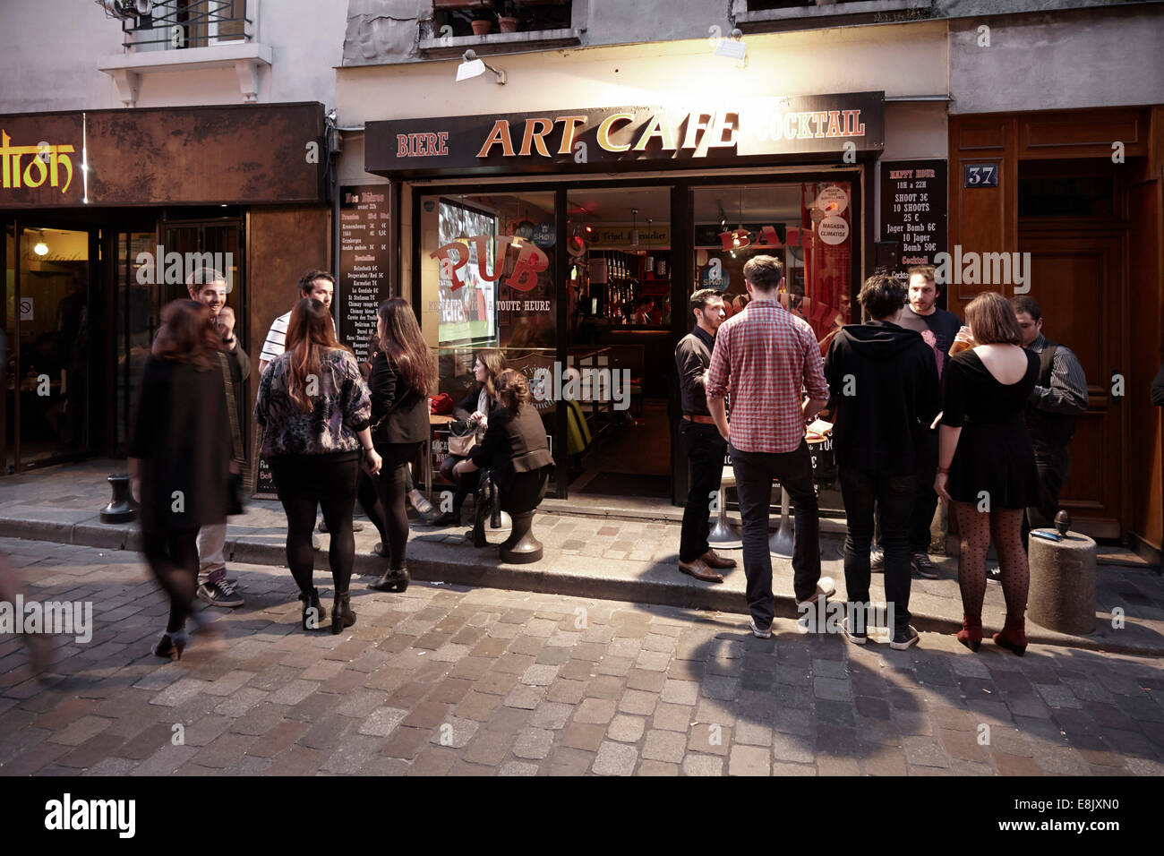 Art Cafe di notte in area della Bastiglia di Parigi con i giovani bevitori al di fuori Foto Stock