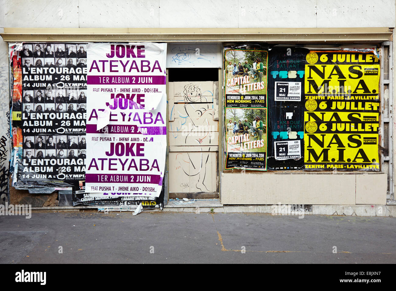 Posters e porta d'ingresso con l'arte a Parigi Foto Stock