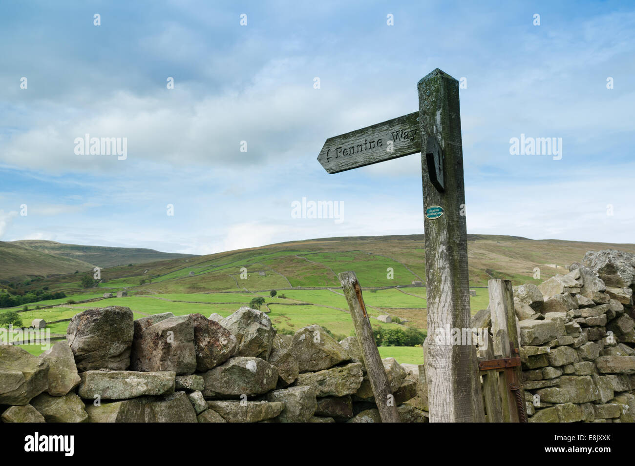 Pennine Way sentiero segno vicino Thwaite nel Yorkshire Dales Foto Stock