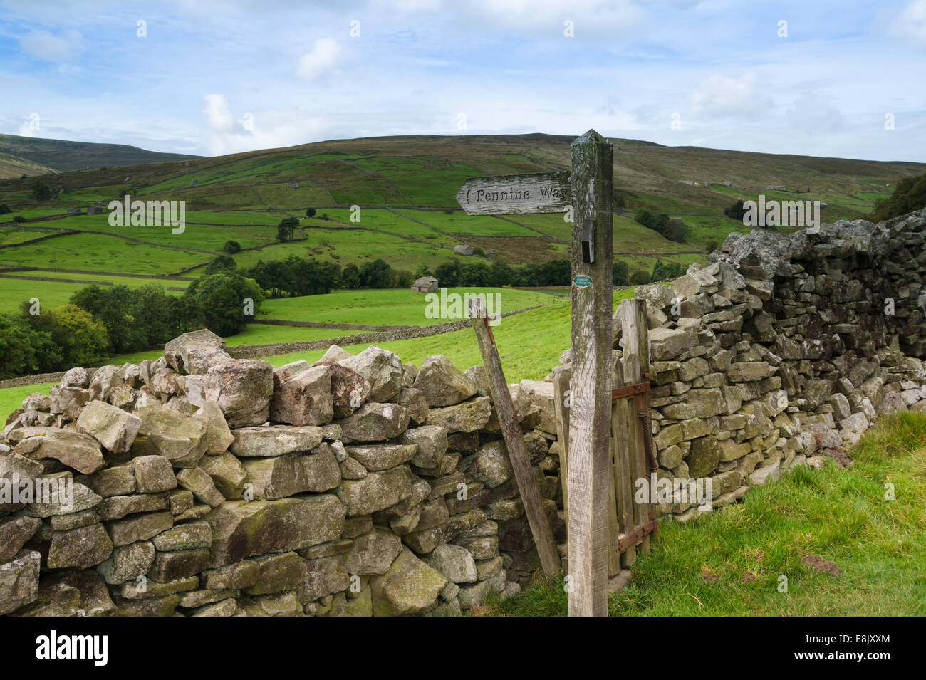 Pennine Way sentiero segno vicino Thwaite nel Yorkshire Dales Foto Stock