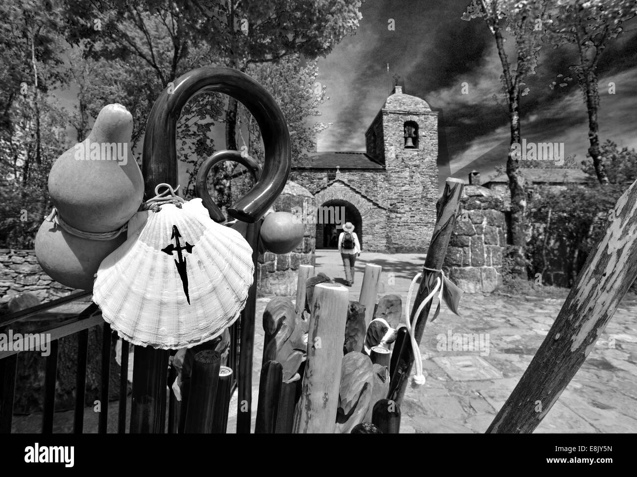 Spagna Galizia: San Giacomo modo souvenir medievale con la chiesa di Santa Maria in O Cebreiro nella versione in bianco e nero Foto Stock