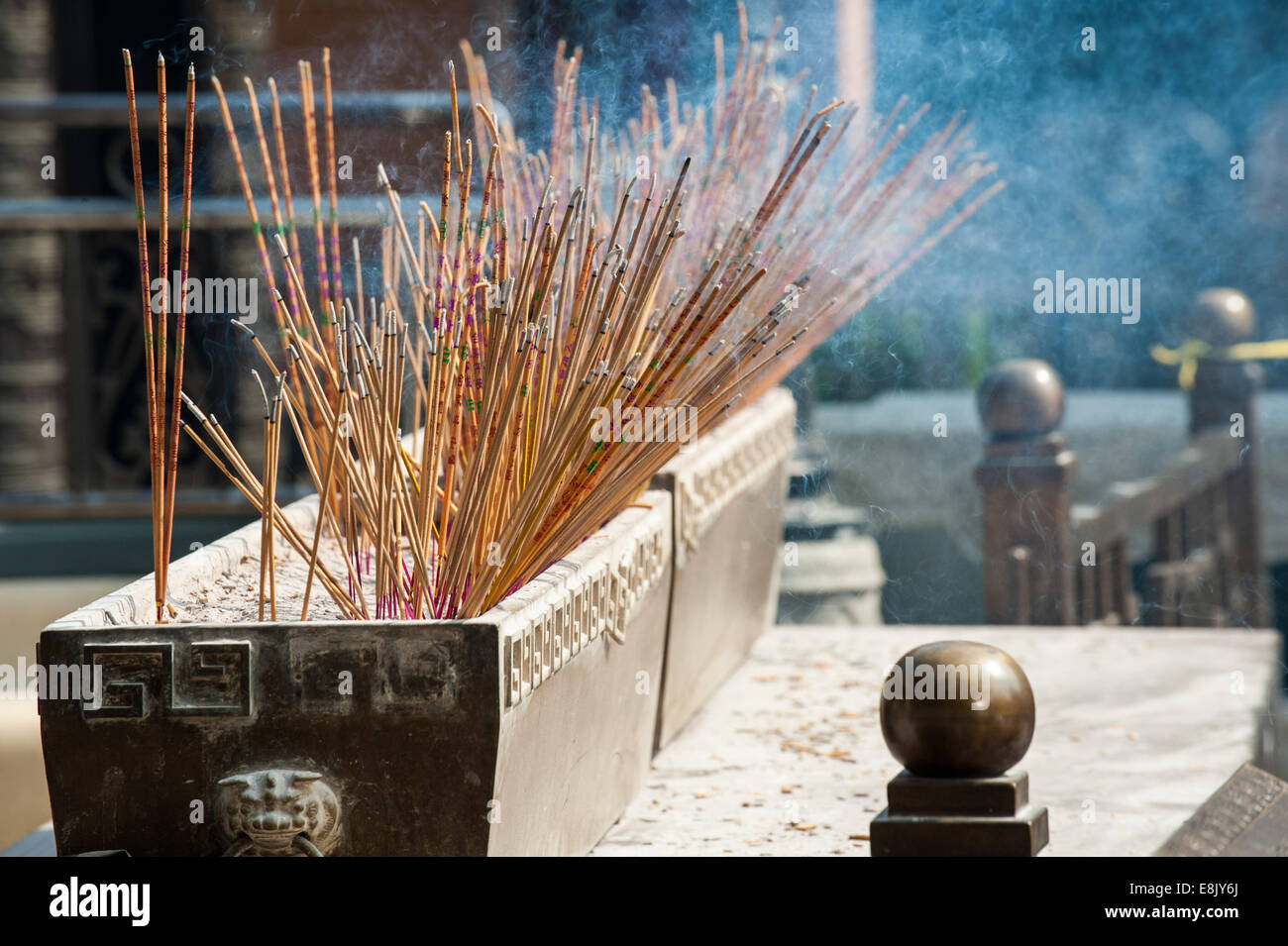 La masterizzazione joss bastoni durante una festa in Wong Tai Sin temple, Kowloon. Hong Kong, Cina Foto Stock