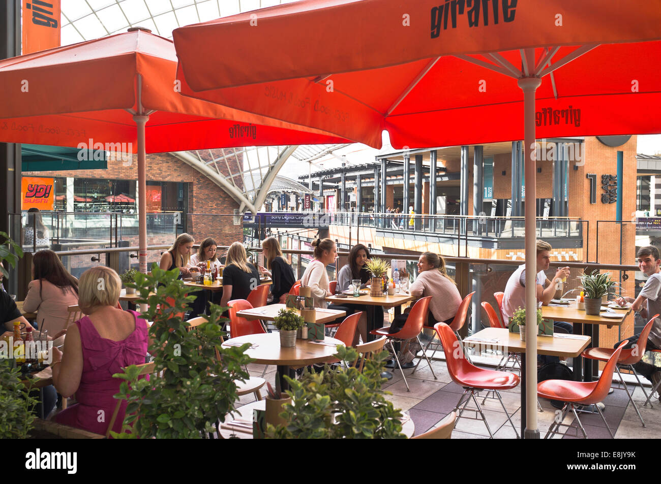 dh Giraffe cafe CABOT CIRCUS BRISTOL giovani che mangiano nel centro commerciale interno ristorante del regno unito Foto Stock