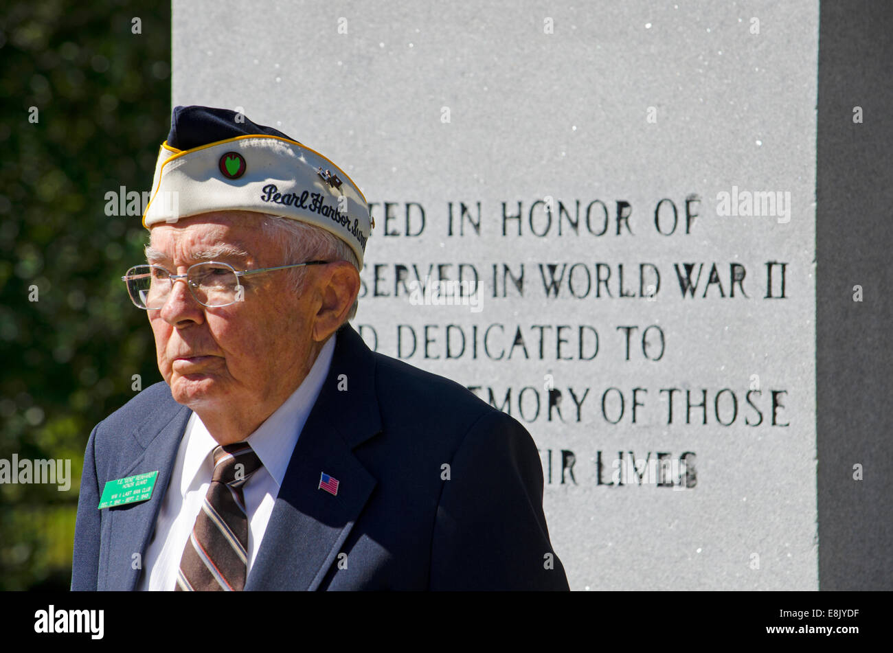 Una guerra mondiale II veterano e Pearl Harbor superstite si erge a attenzione durante una dedizione per onorare i veterani della Seconda Guerra Mondiale. Foto Stock