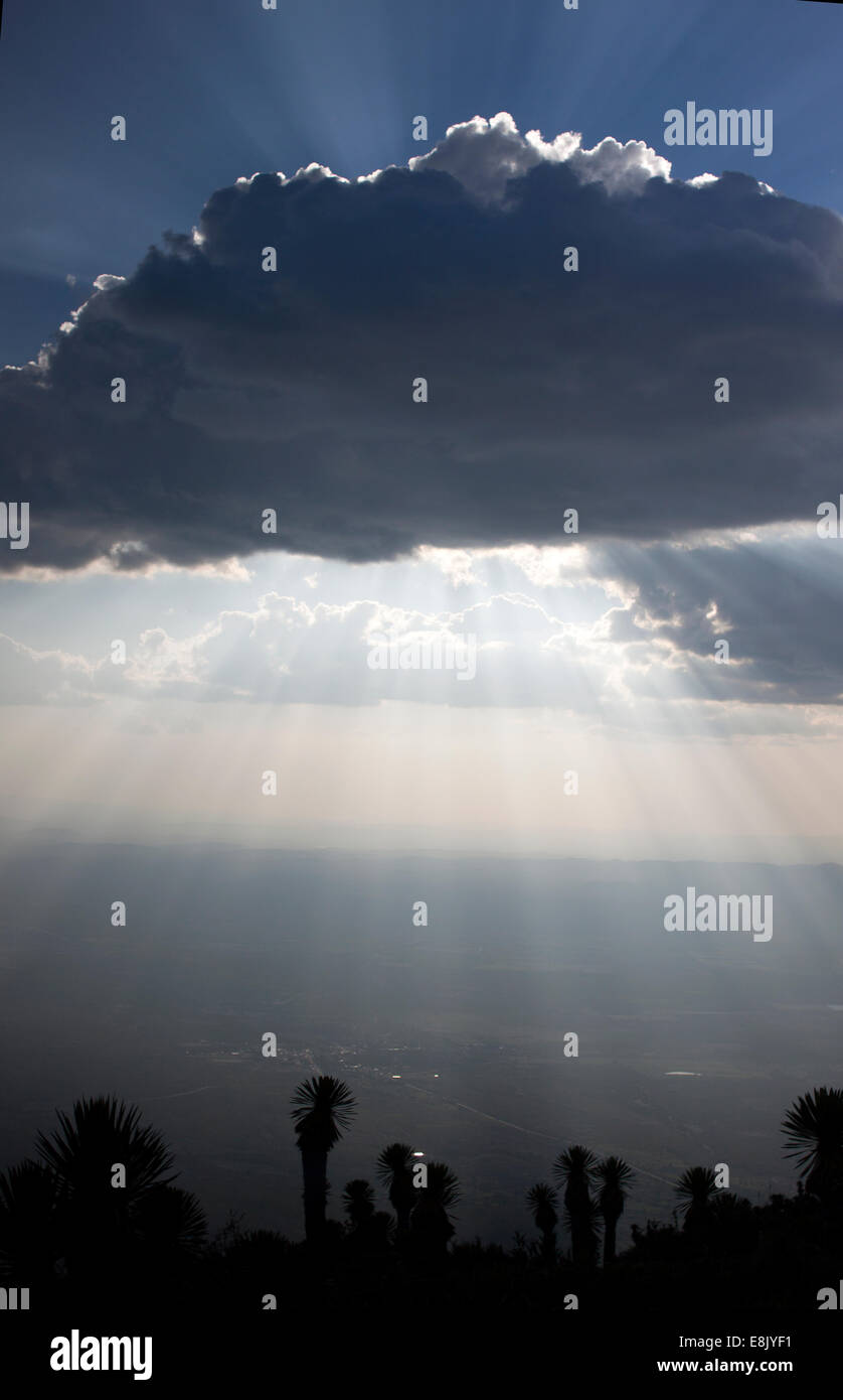 Il sole tramonta su Cerro Quemado montagna in Wirikuta, Real de Catorce, San Luis Potosi, Messico Foto Stock