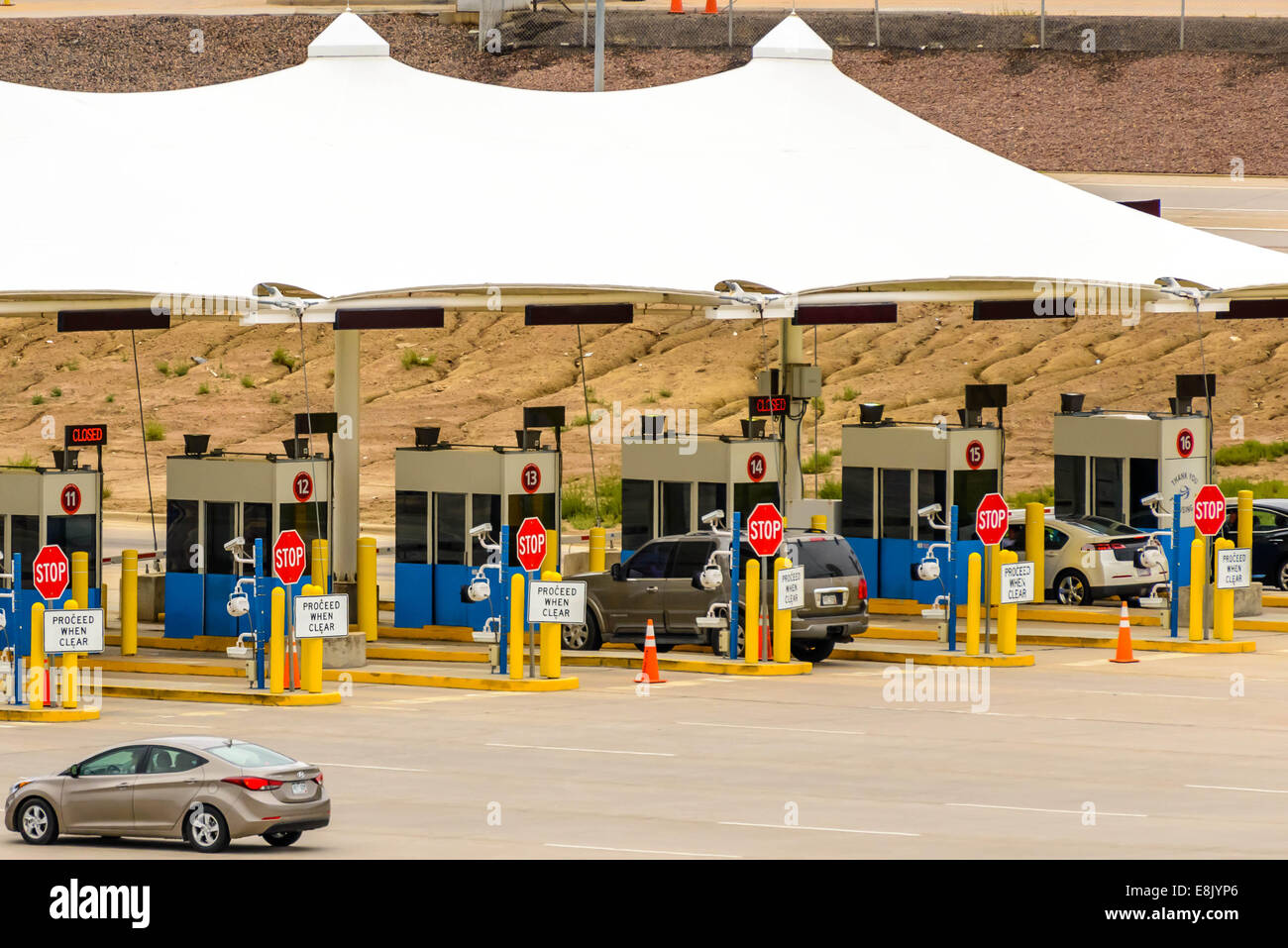 DIA, DEN, Aeroporto Internazionale di Denver - uscita toll gates all aeroporto parcheggio Foto Stock