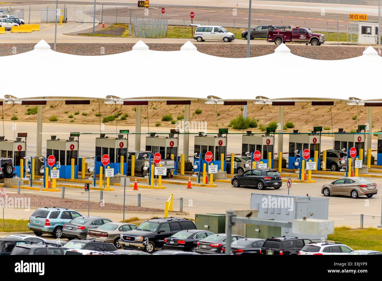 DIA, DEN, Aeroporto Internazionale di Denver, uscita toll gates all aeroporto parcheggio Foto Stock