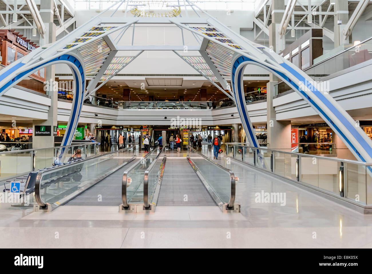DIA, DEN, Aeroporto Internazionale di Denver, CO - Illuminazione diurna struttura del tetto con gente che cammina e gente movers in un aeroporto Foto Stock