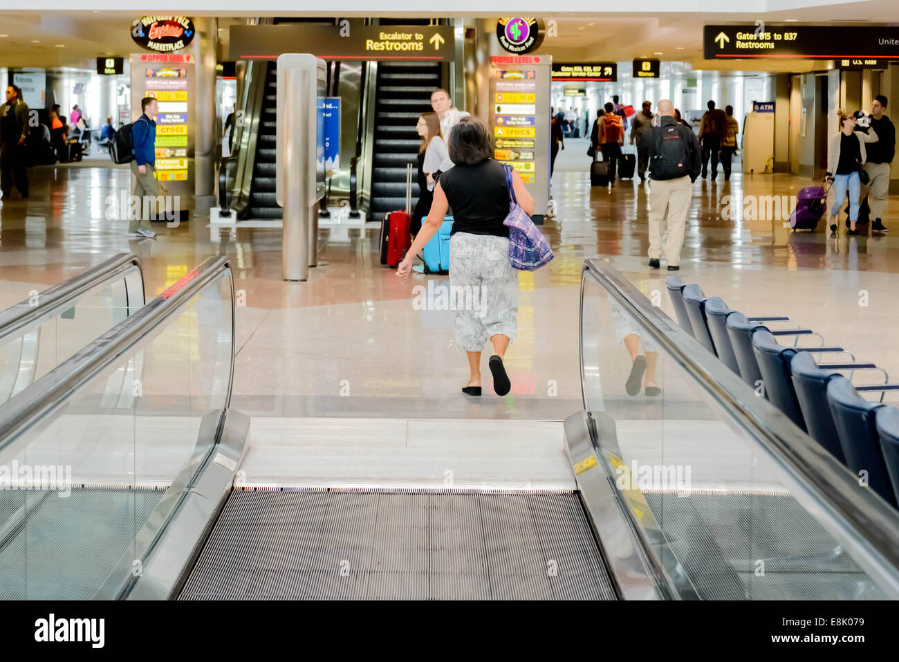 DIA, DEN, Aeroporto Internazionale di Denver, la gente a piedi con i bagagli aeroporto Foto Stock