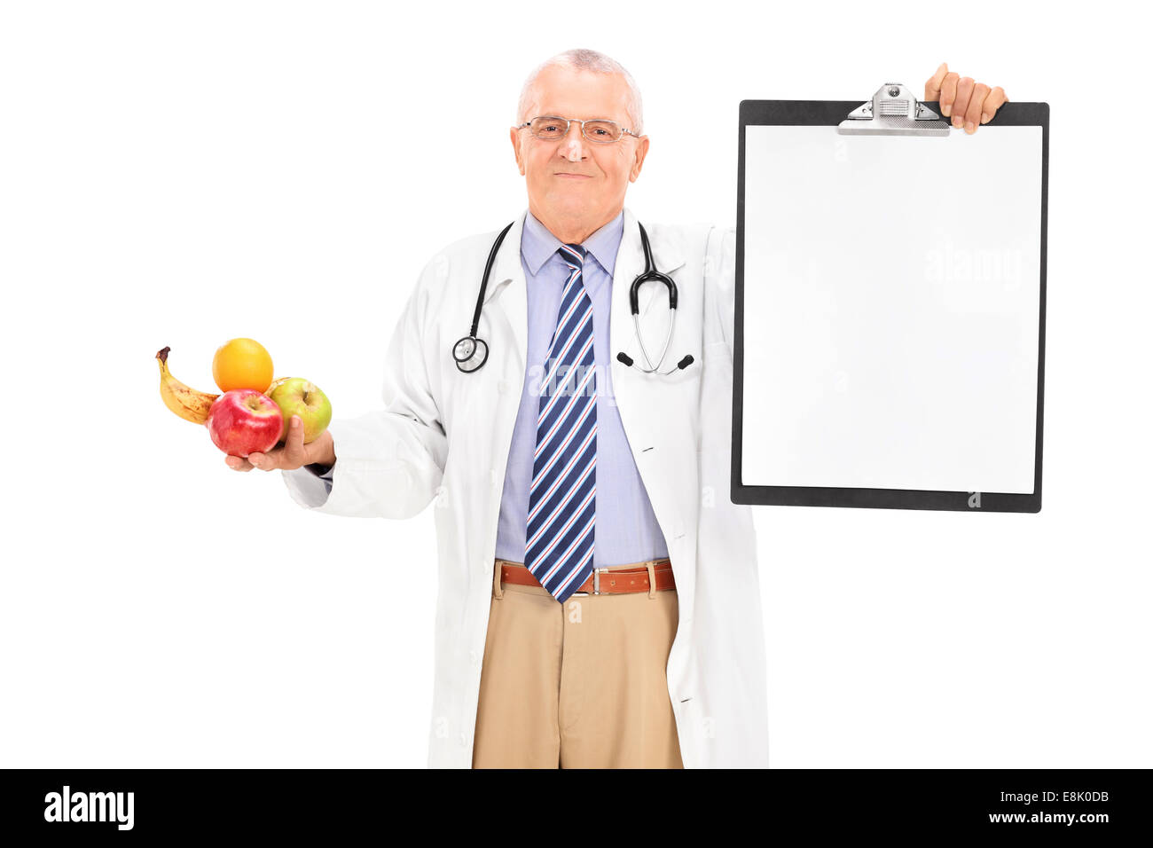 Coppia medico tenendo un blocco appunti e un mucchio di frutta Foto Stock