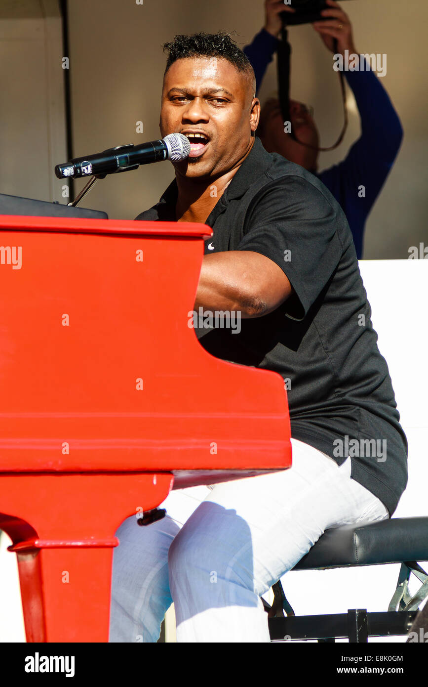 Stevie J. Crazy Pianos pianista che suona Foto Stock