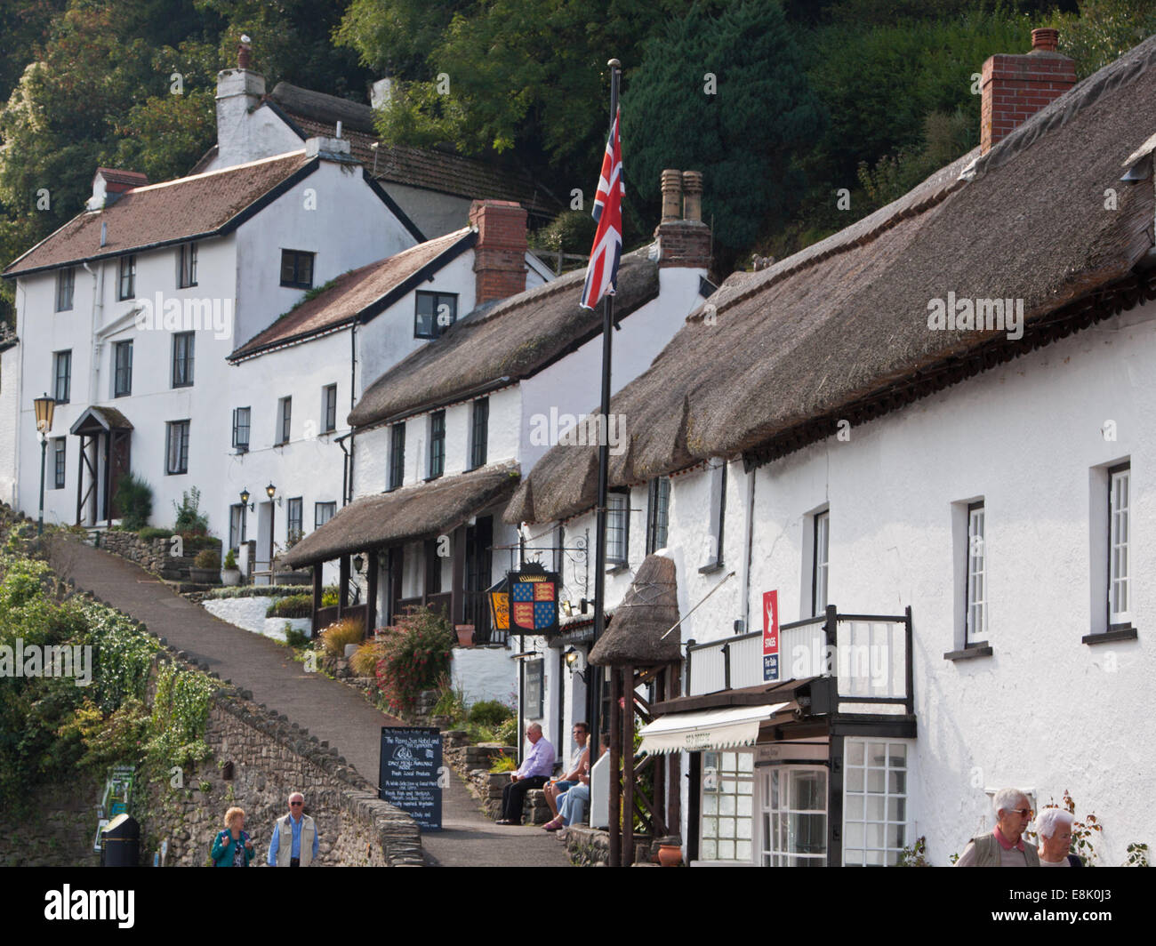 Osteria con tetto in paglia in una strada della città di Lynmouth nel Devon che giace ai piedi di una gola nella parte superiore della quale è Lynton Foto Stock