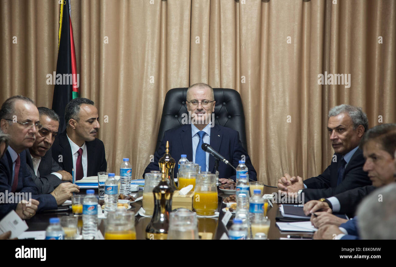 Nella Striscia di Gaza. Il 9 ottobre, 2014. Il Primo Ministro palestinese Rami Hamdallah (C) tiene una riunione del gabinetto palestinese nella Striscia di Gaza City, il Ott 9, 2014. Hamdallah attraversata in Gaza oggi per tenere la prima riunione del gabinetto di un governo di unità formata dai rivali di Fatah e Hamas. Credito: Xinhua/Alamy Live News Foto Stock