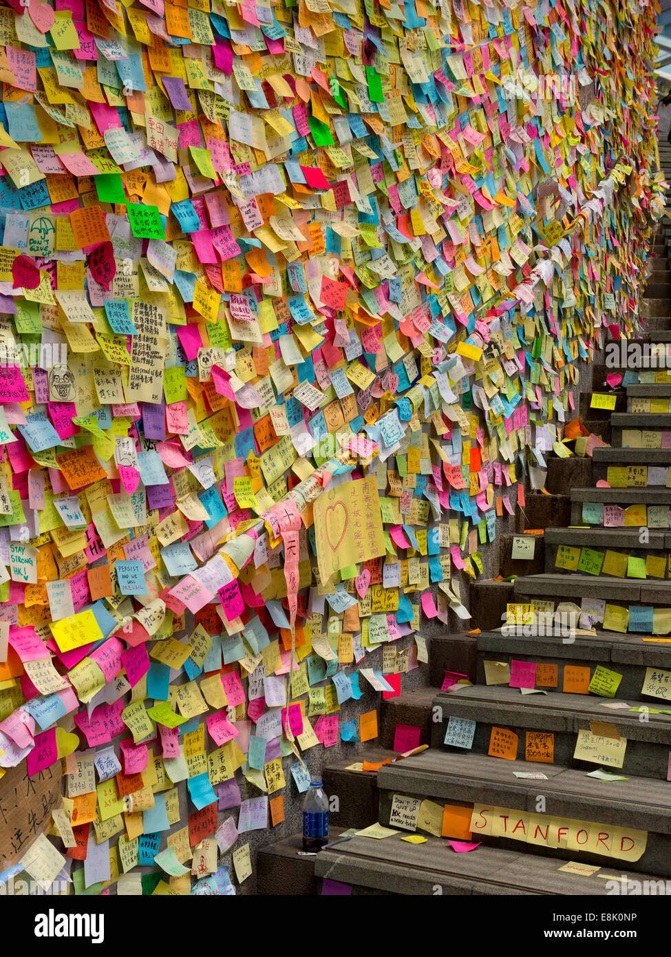 Hong Kong, Cina. Il 9 ottobre, 2014. Messaggi di sostegno per la pro-democrazia proteste sono affisse sui muri della Tamar edificio governativo. Il wallhas diventato noto come 'Lennon Wall' e ora contiene migliaia di messaggi di sostegno per la pro democrazia manifestanti. Foto Stock