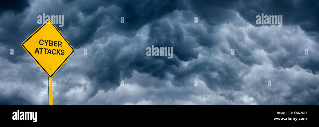 Un segno di attenzione nella parte anteriore delle nubi di avvertimento "attacchi cibernetici.' ampio angolo, vista panoramica per il web e i cartelloni pubblicitari. Foto Stock
