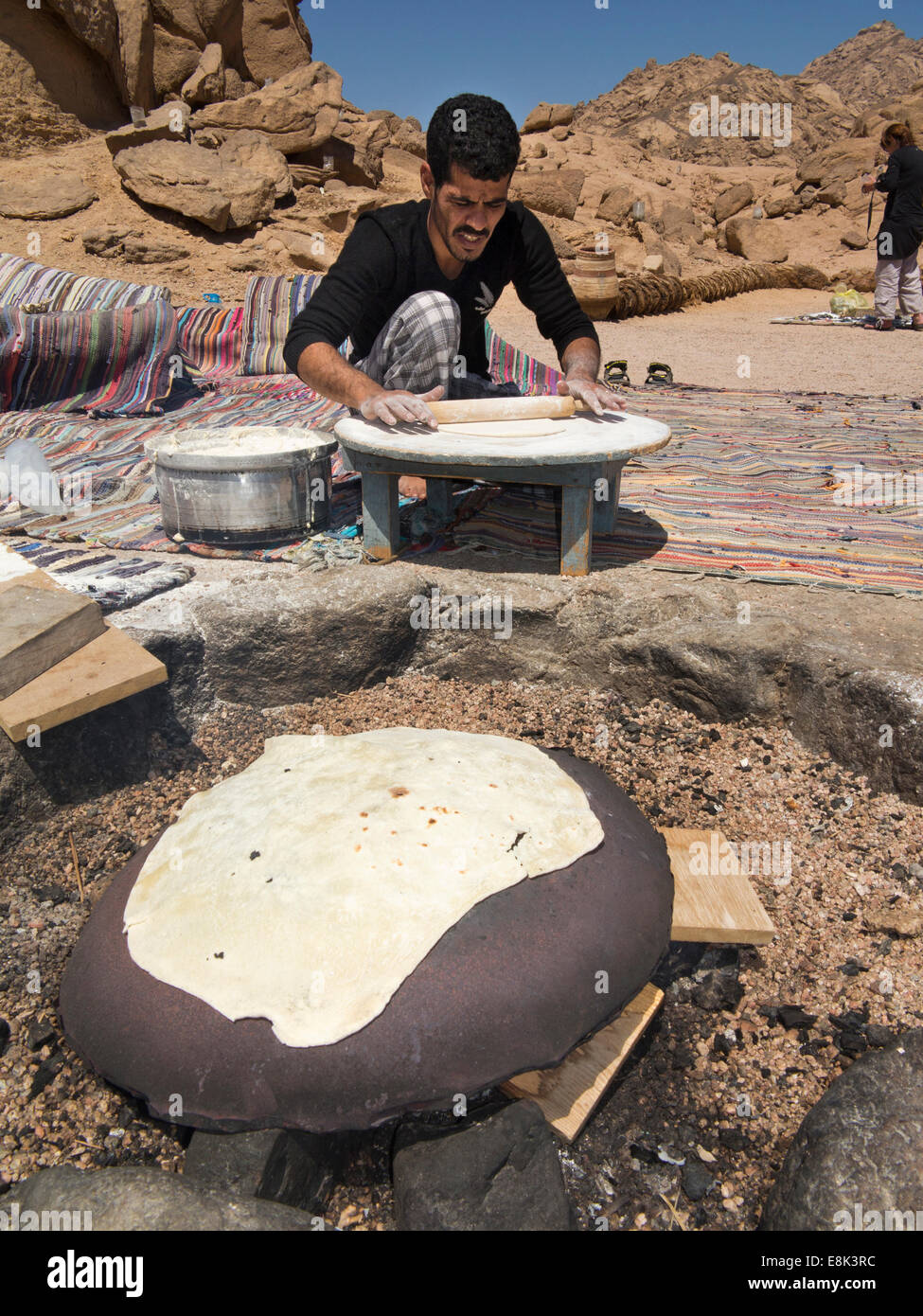 L'Egitto, il Sinai,Beduino Desert Camp, uomo di pasta di laminazione e cottura fatir tradizionale pane piatto Foto Stock