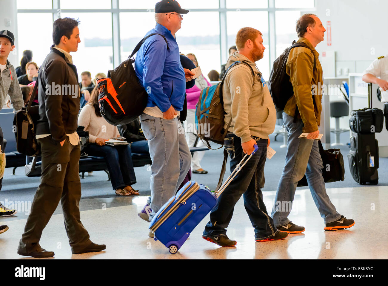IAH, Houston Aeroporto intercontinentale, Houston, TX, Stati Uniti d'America - Passeggeri in coda in linea per l'imbarco al gate di partenza Foto Stock