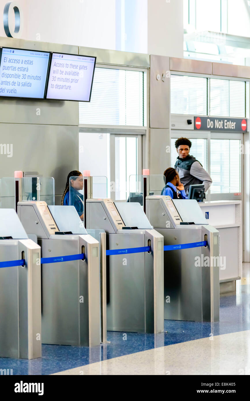 IAH, Houston Aeroporto intercontinentale, Houston, TX, Stati Uniti d'America - Passeggeri passando attraverso la porta di imbarco Foto Stock