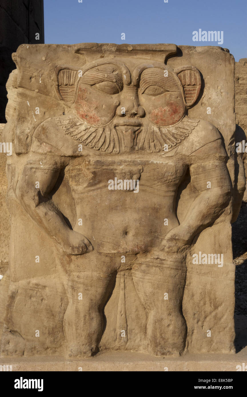 Arte Egizia Dendera. Dio Bes. Capitale della colonna. Di rilievo nel cortile del tempio di Hathor. Foto Stock