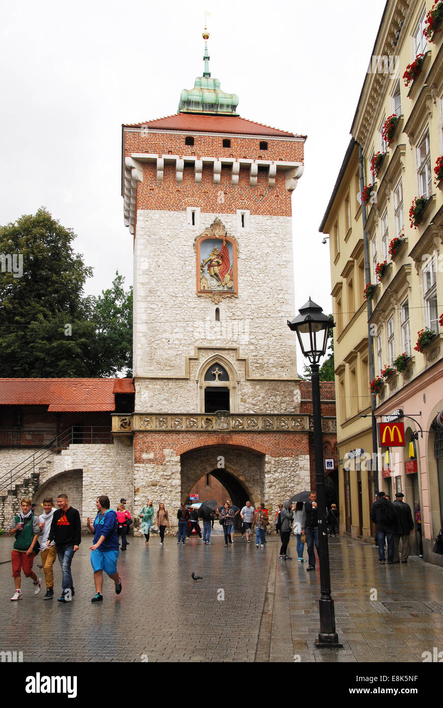 Un ben noto rettangolare torre gotica nella città vecchia di Cracovia che è la seconda più grande e una delle più antiche città della Polonia Foto Stock